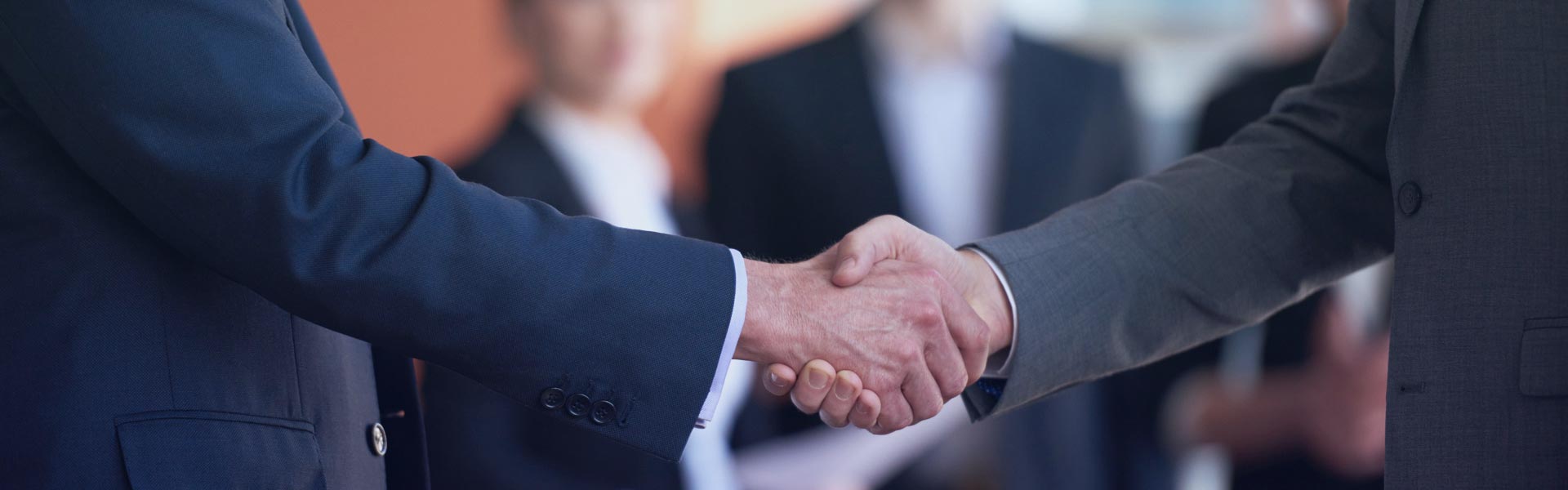 Бидэнтэй холбоо барина уу